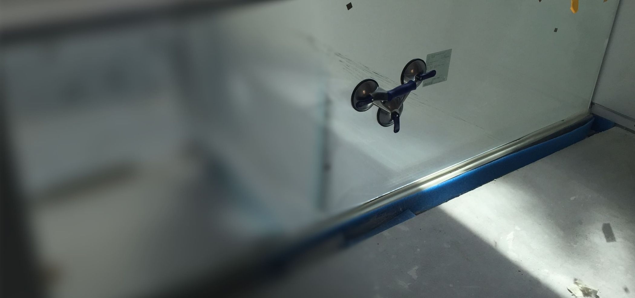 Großes Sicherheitsglas am Geländer